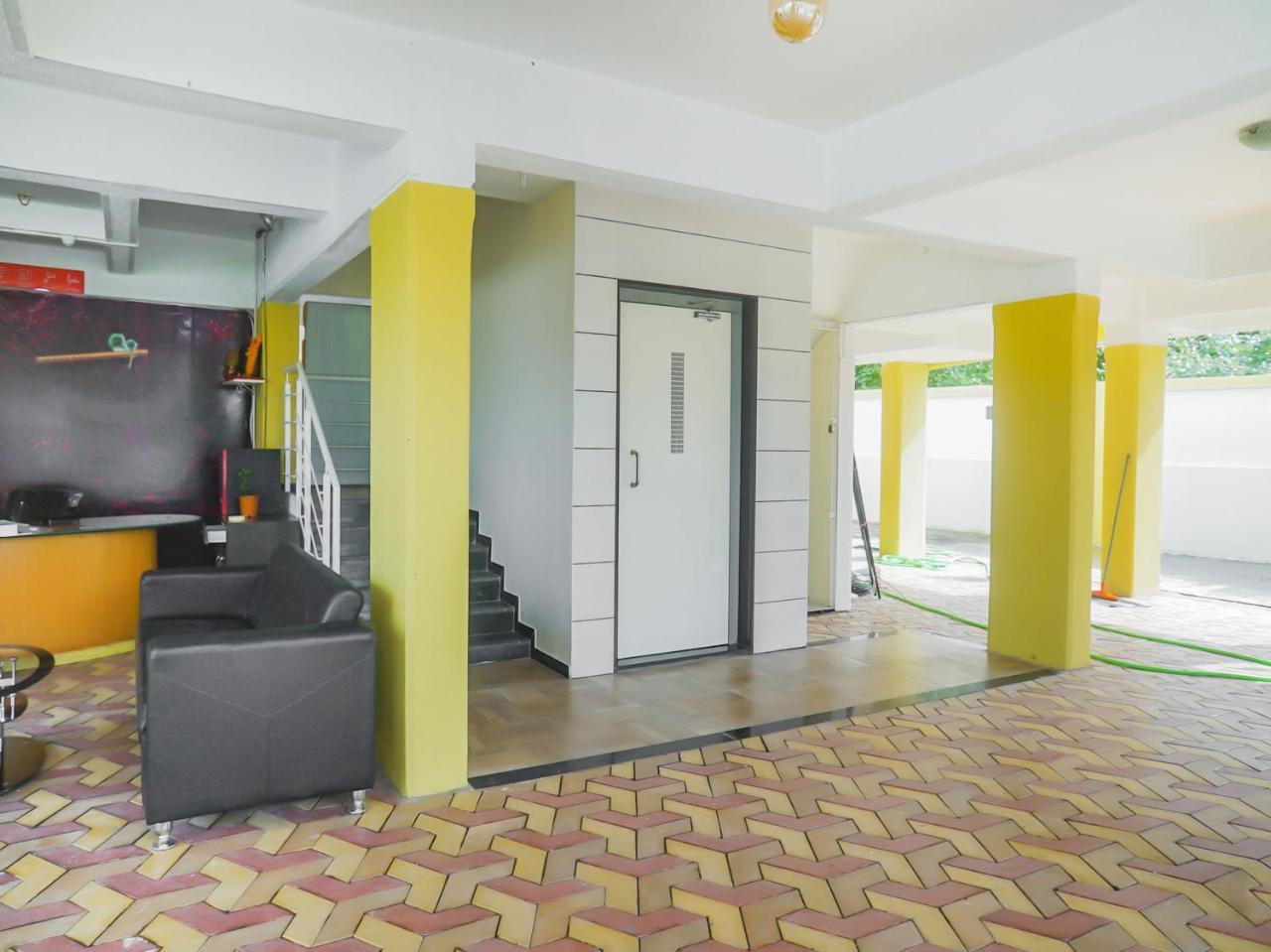 Oyo 16007 Sk Executive Hotel Yerandwane Bagian luar foto